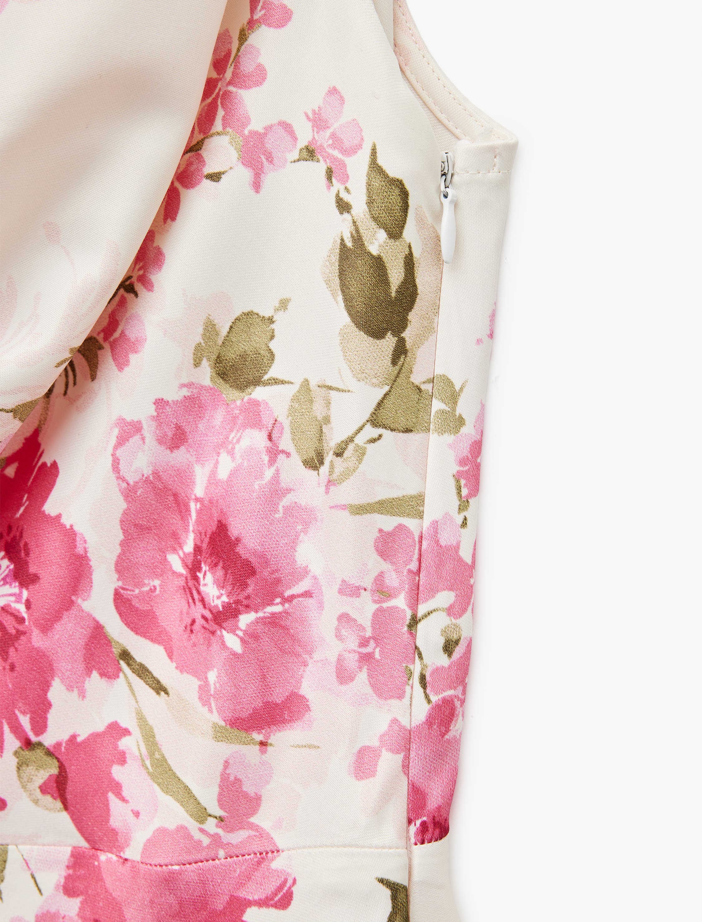   Viskon Kumaş Degaje Yaka Kolsuz Midi Boy Çiçekli Saten Elbise