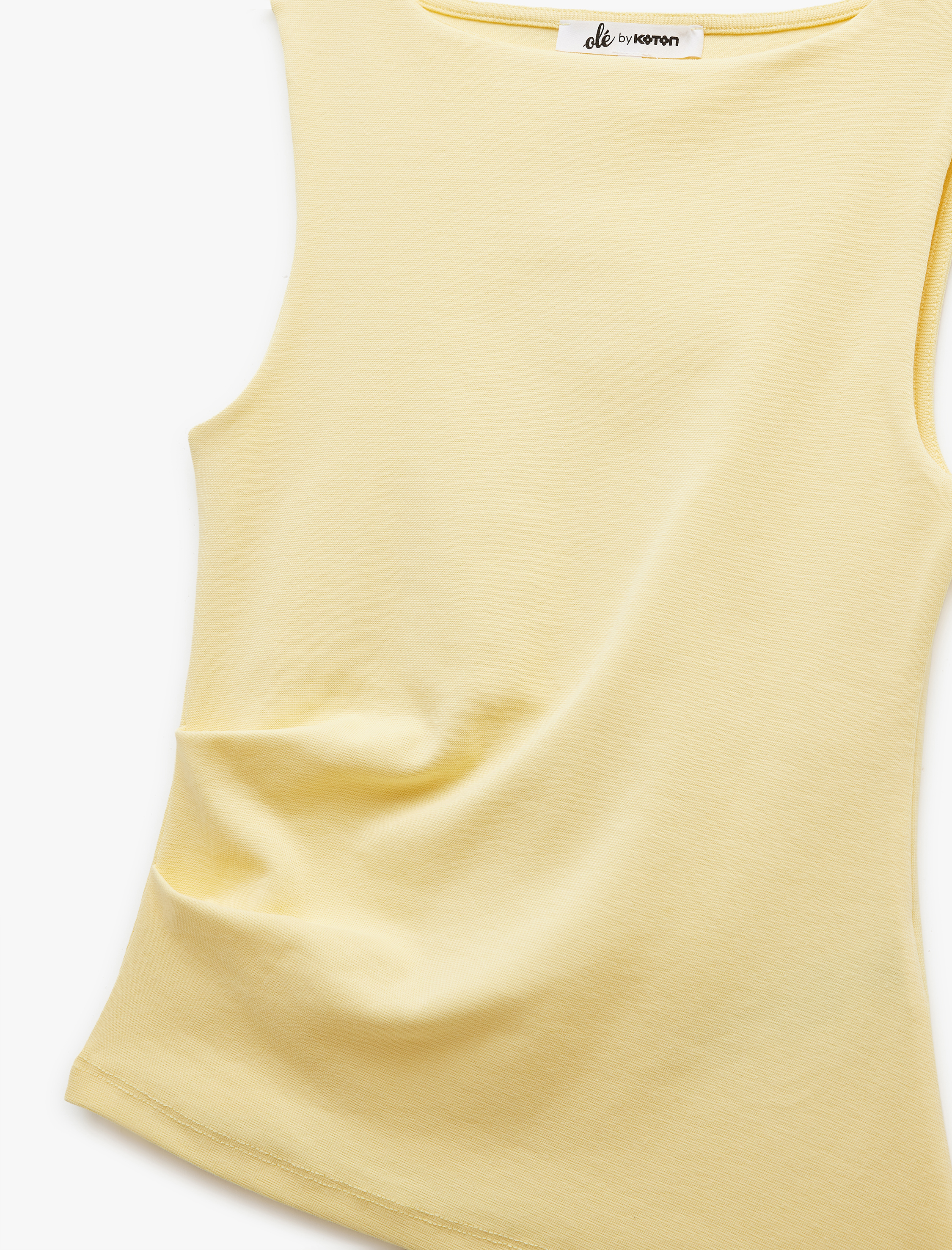   Kayık Yaka Kolsuz Slim Fit Asimetrik Bluz