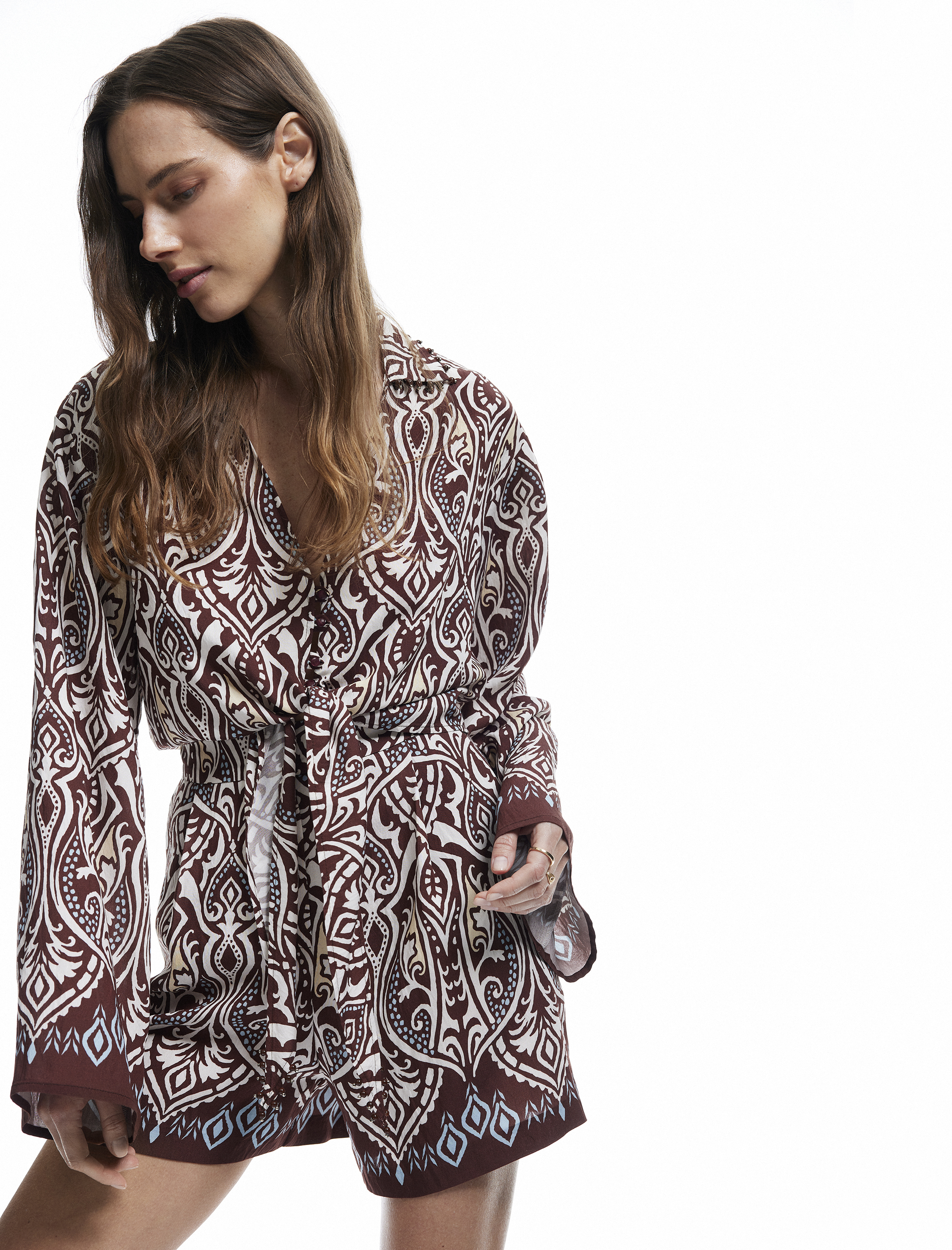   Koton X Melis Ağazat - V Yaka Uzun Kollu Bol Kalıp Viskon Krop Desenli Gömlek