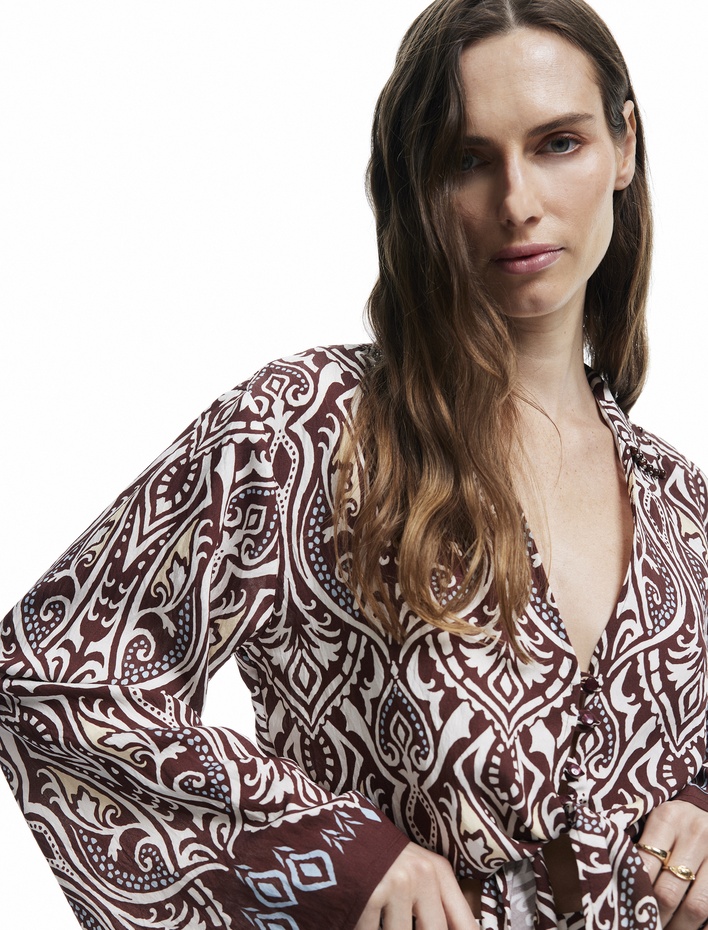  Koton X Melis Ağazat - V Yaka Uzun Kollu Bol Kalıp Viskon Krop Desenli Gömlek