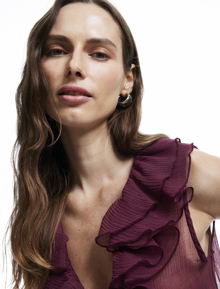  Koton X Melis Ağazat - Kolsuz Fırfır Detaylı V Yaka Krep Bluz