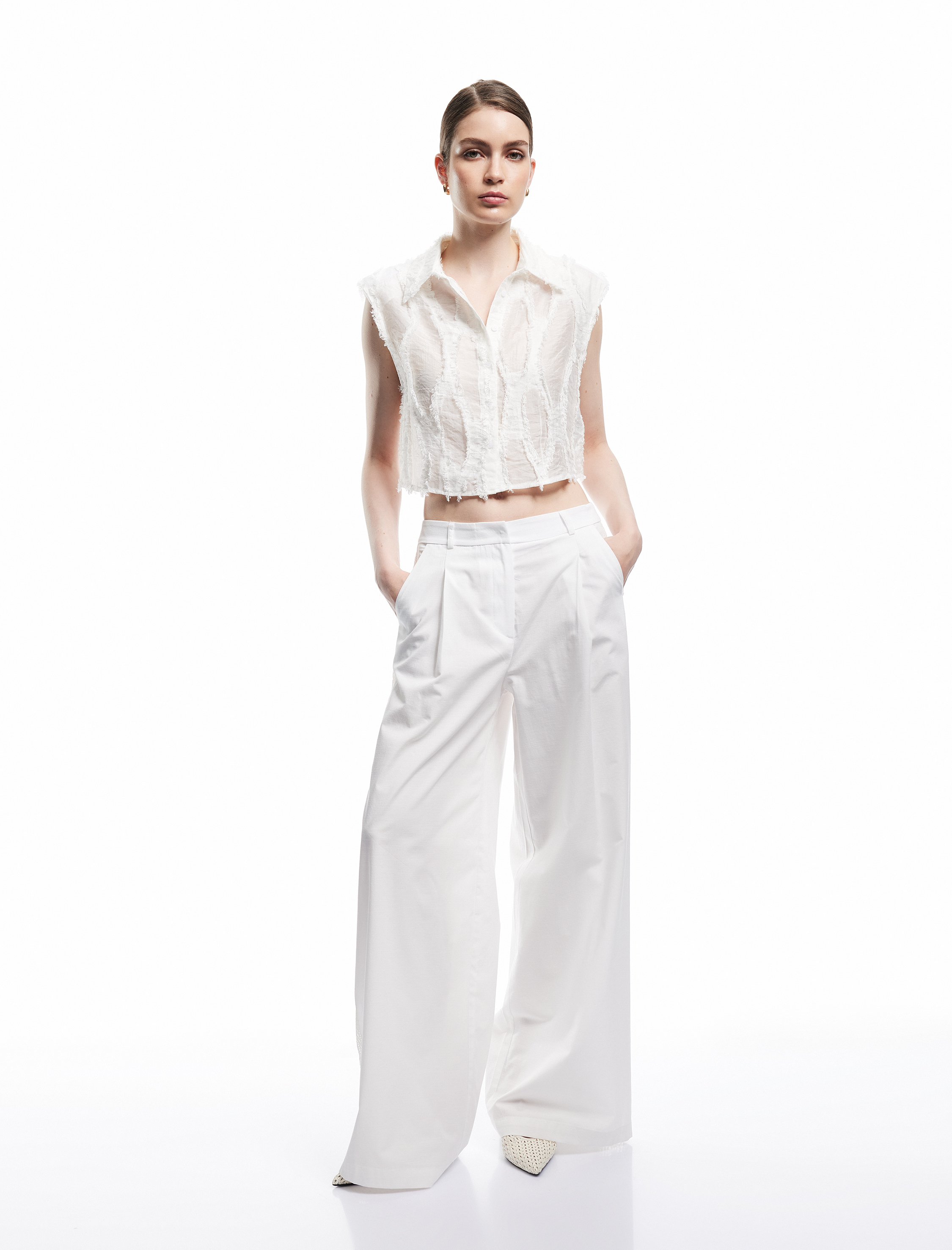   Koton X Melis Ağazat - Viskon Kumaş Astarlı Dokulu Klasik Yaka Kolsuz Crop Gömlek