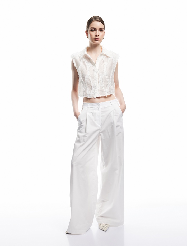  Koton X Melis Ağazat - Viskon Kumaş Astarlı Dokulu Klasik Yaka Kolsuz Crop Gömlek