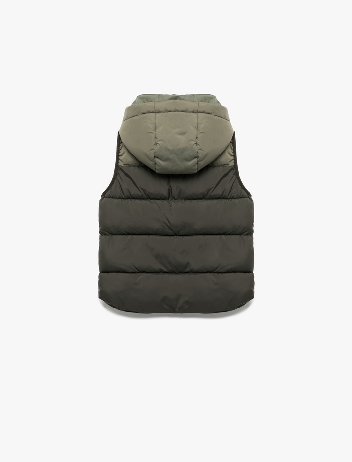 Erkek Çocuk Renk Bloklu Cepli Etiket Detaylı Fermuarlı Kapşonlu Kolsuz Şişme Yelek