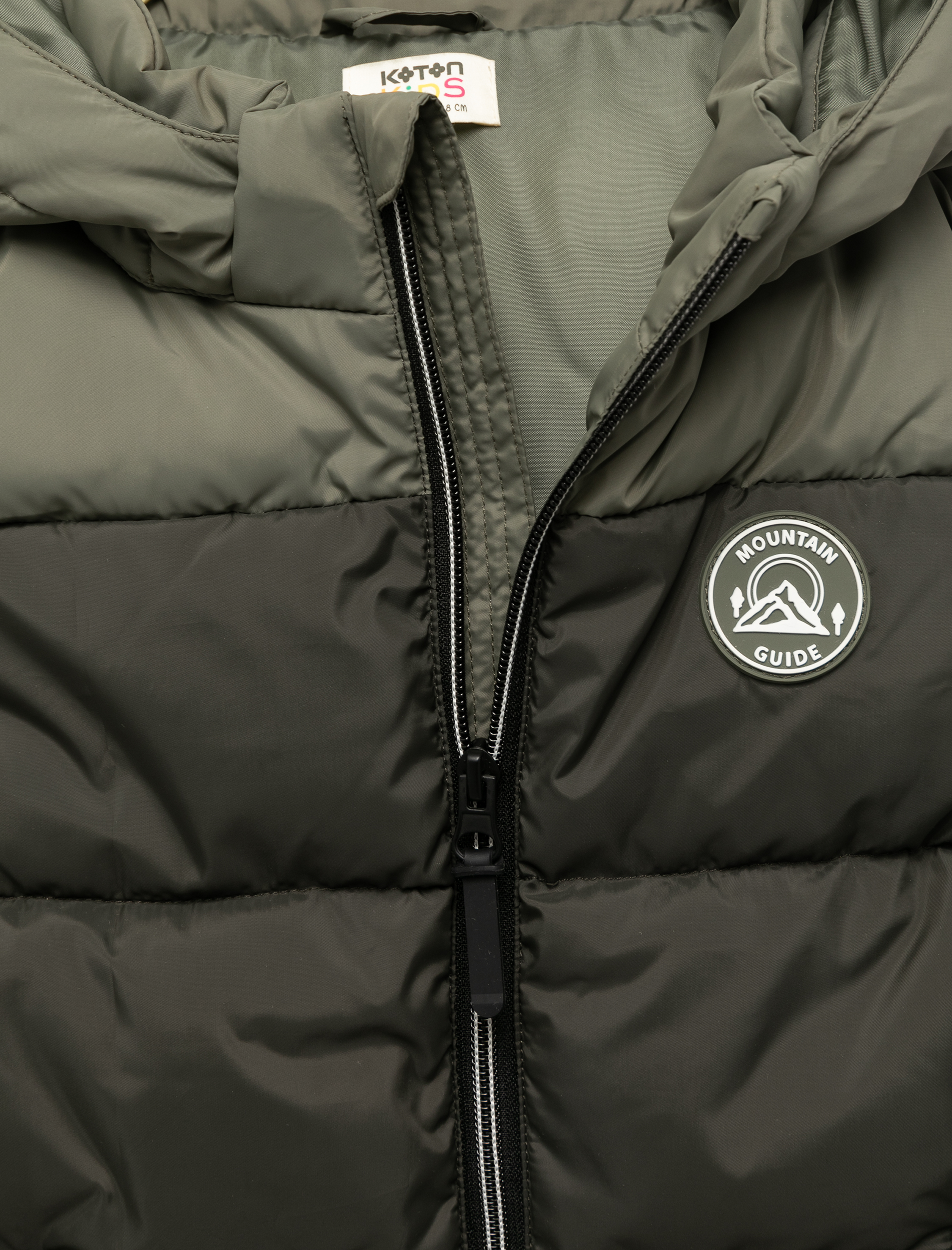  Erkek Çocuk Renk Bloklu Cepli Etiket Detaylı Fermuarlı Kapşonlu Kolsuz Şişme Yelek