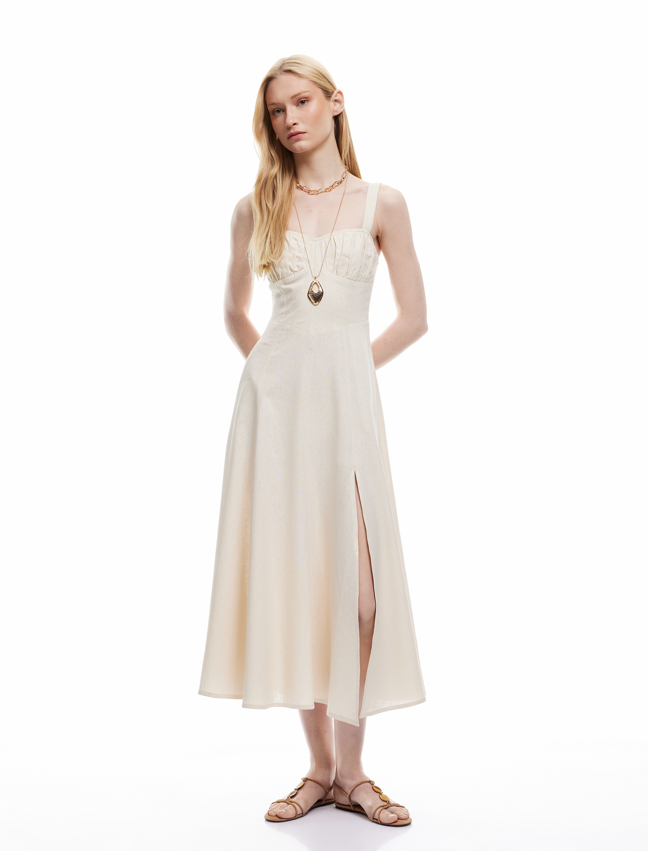 Koton X Şahika Ercümen - Kalp Yaka Yırtmaç Detaylı Midi Boy Askılı Keten Elbise