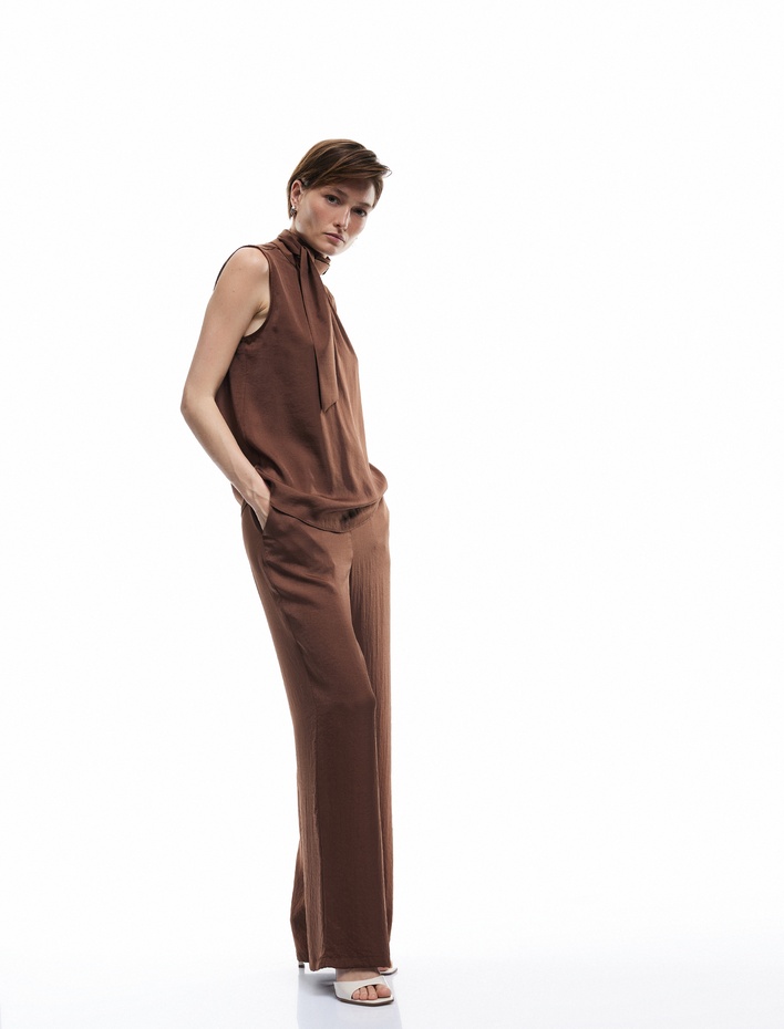  Bağlama Detaylı Dik Yaka Kolsuz Saten Bluz