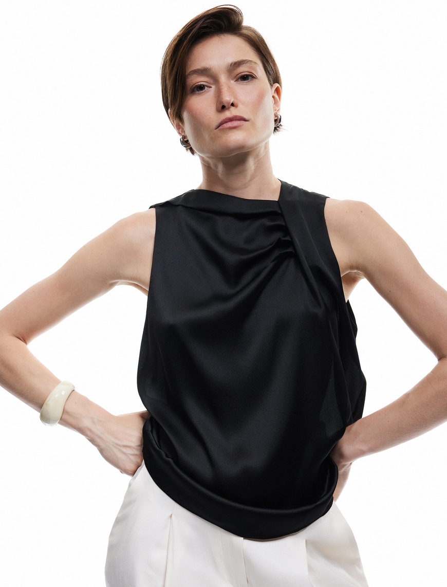   Bisiklet Yaka Drape Detaylı Kolsuz Saten Bluz