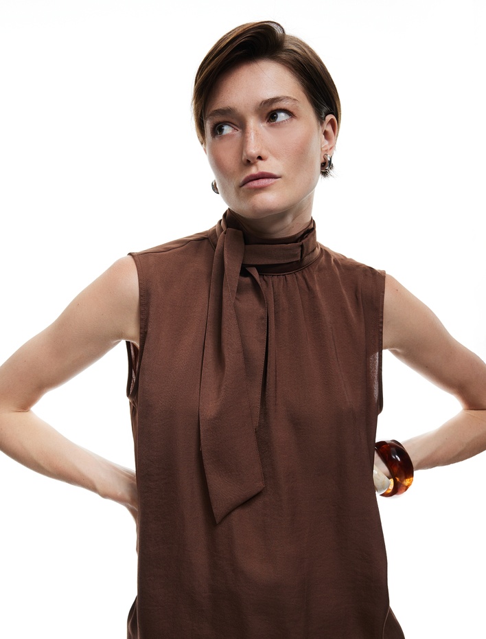  Bağlama Detaylı Dik Yaka Kolsuz Saten Bluz