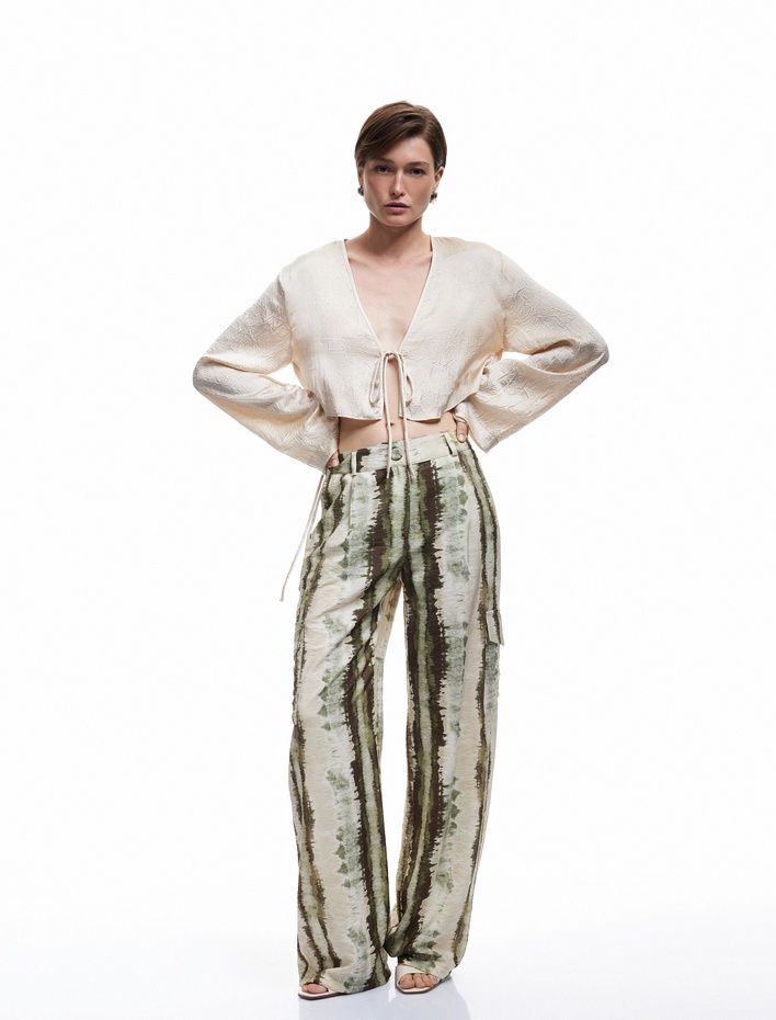  Bağlamalı Fiyonk Detaylı V Yaka Büzgülü Uzun Kollu Saten Crop Bluz