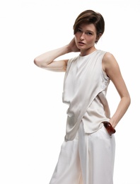 Drape Detaylı Asimetrik Kesim Bisiklet Yaka Kolsuz Saten Bluz