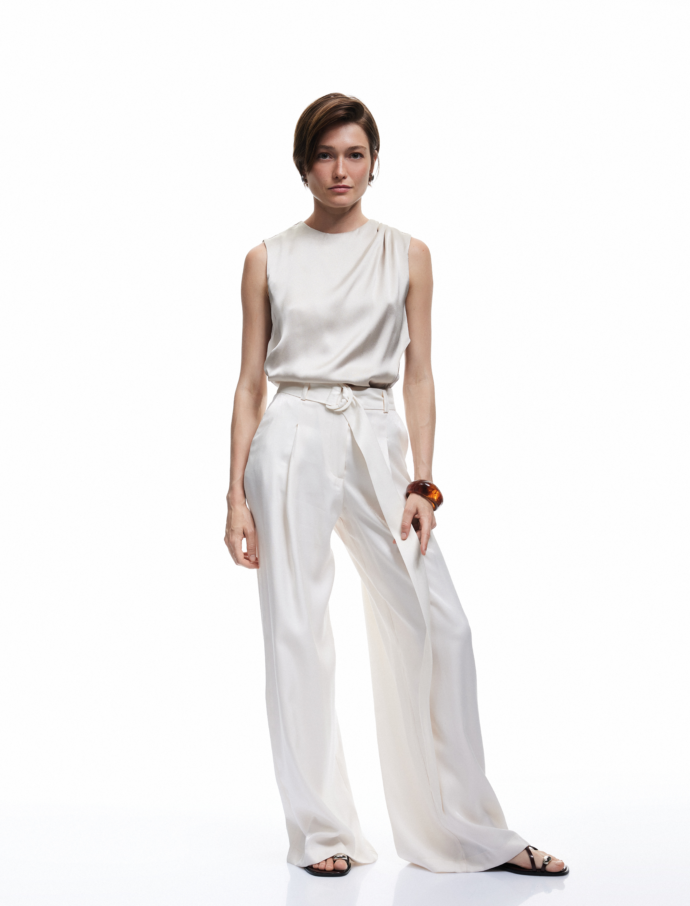   Drape Detaylı Asimetrik Kesim Bisiklet Yaka Kolsuz Saten Bluz