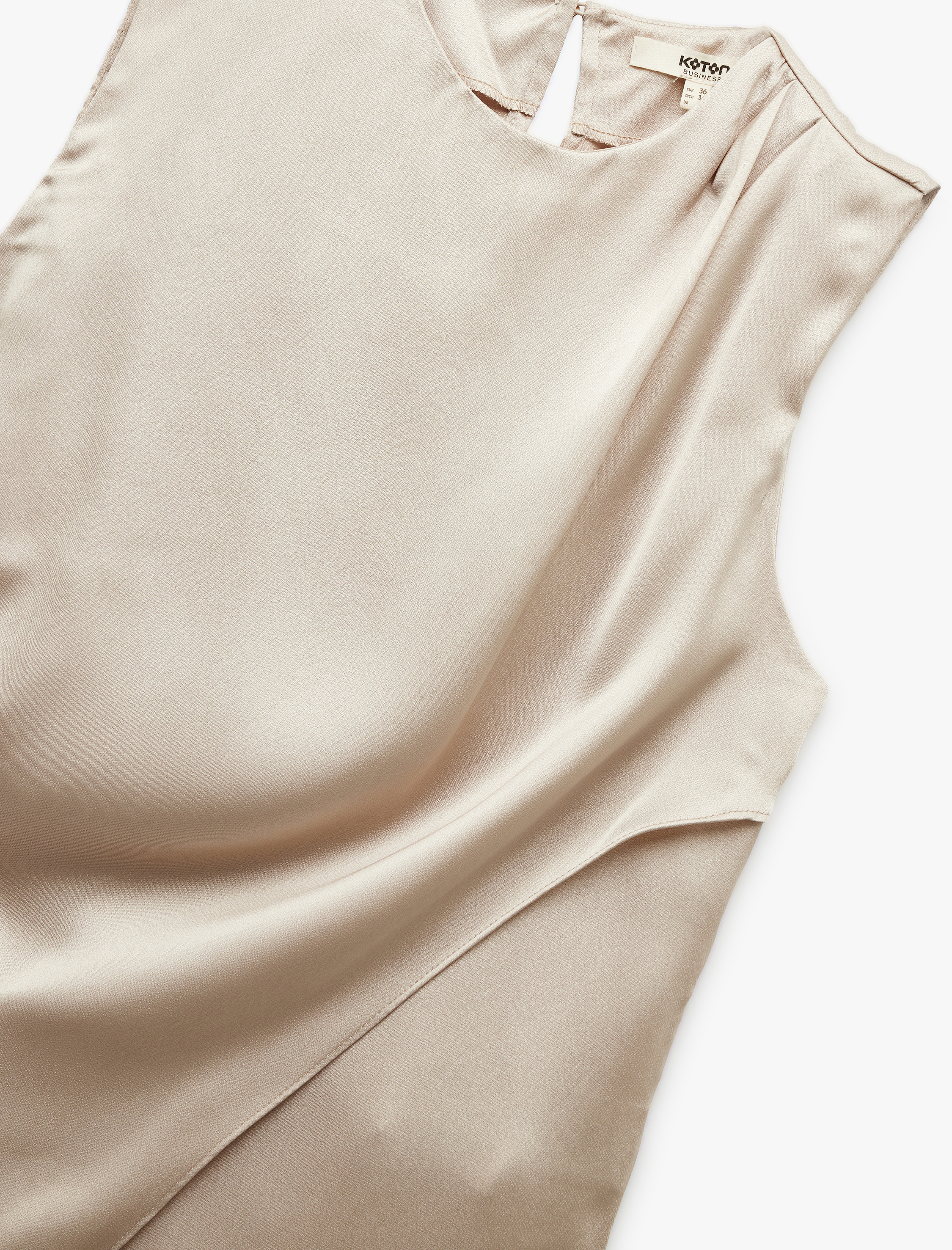   Drape Detaylı Asimetrik Kesim Bisiklet Yaka Kolsuz Saten Bluz