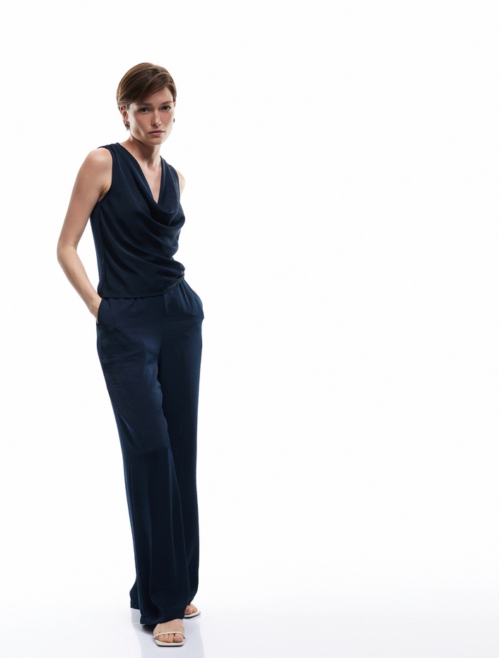  Aerobin Kumaş Kolsuz Degaje Yaka Saten Bluz