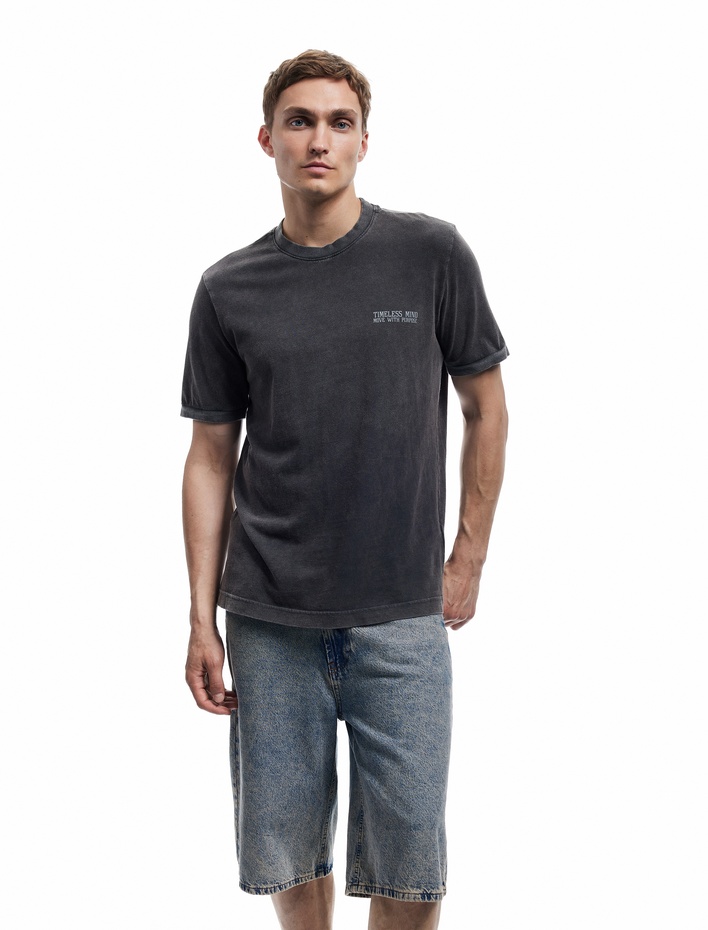  Pamuklu Kısa Kollu Regular Fit Bisiklet Yaka Yıkamalı Arkası Baskılı Tişört