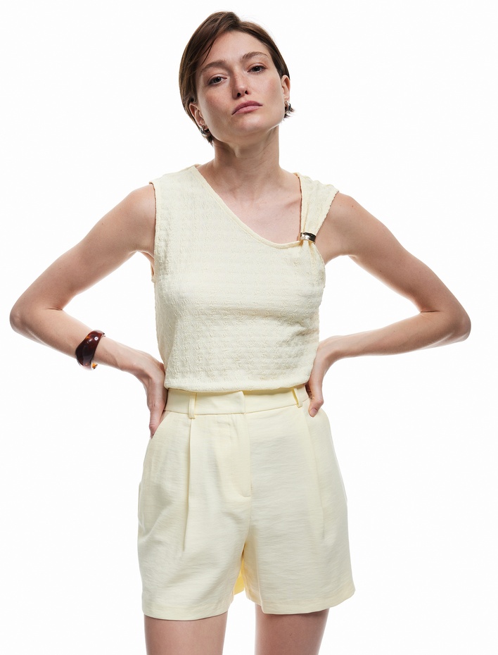  Bürümcük Kumaş Metal Aksesuarlı Asimetrik Yaka Kolsuz Bluz