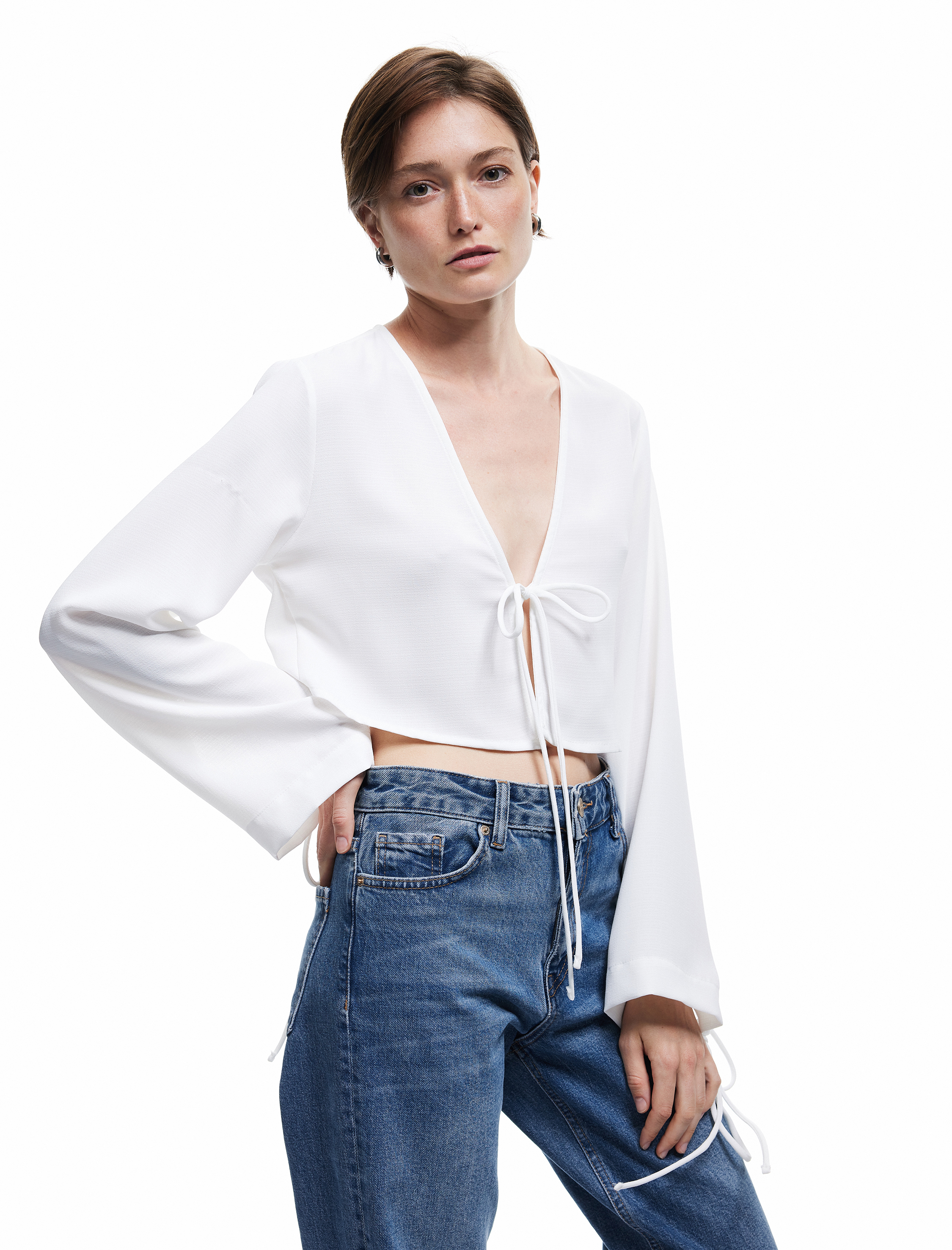   V Yaka Uzun Çan Kol Önden Bağlamalı Fiyonk Detaylı Crop Bluz