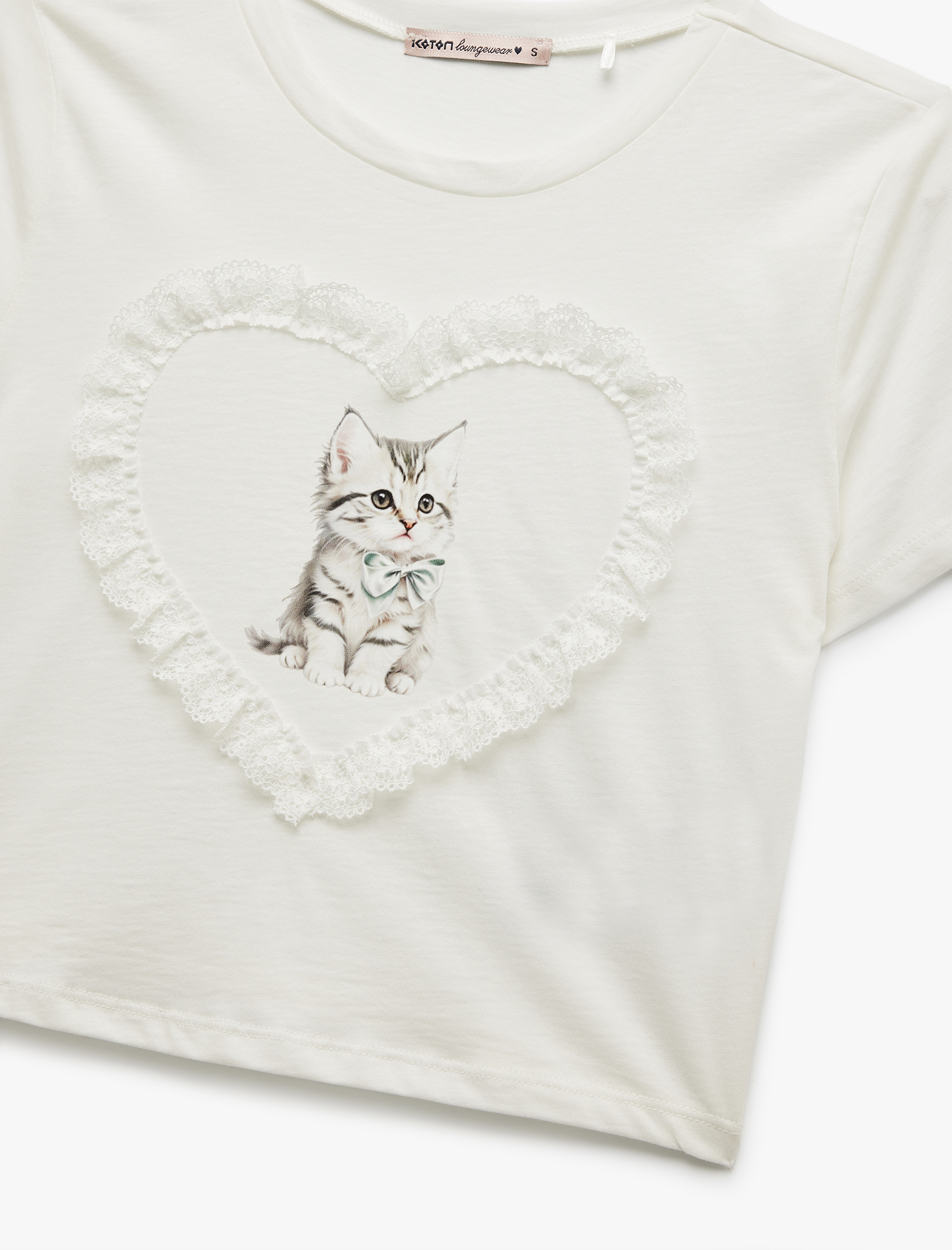   Pamuklu Kısa Kollu Bisiklet Yaka Dantel Detaylı Kalpli Kedi Baskılı Kısa Tişört Pijama Üstü