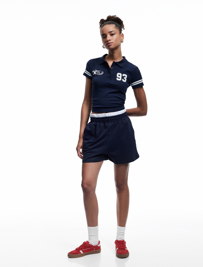  Polo Yaka Düğmeli Kolej Baskılı Biyeli Kısa Kollu Tişört