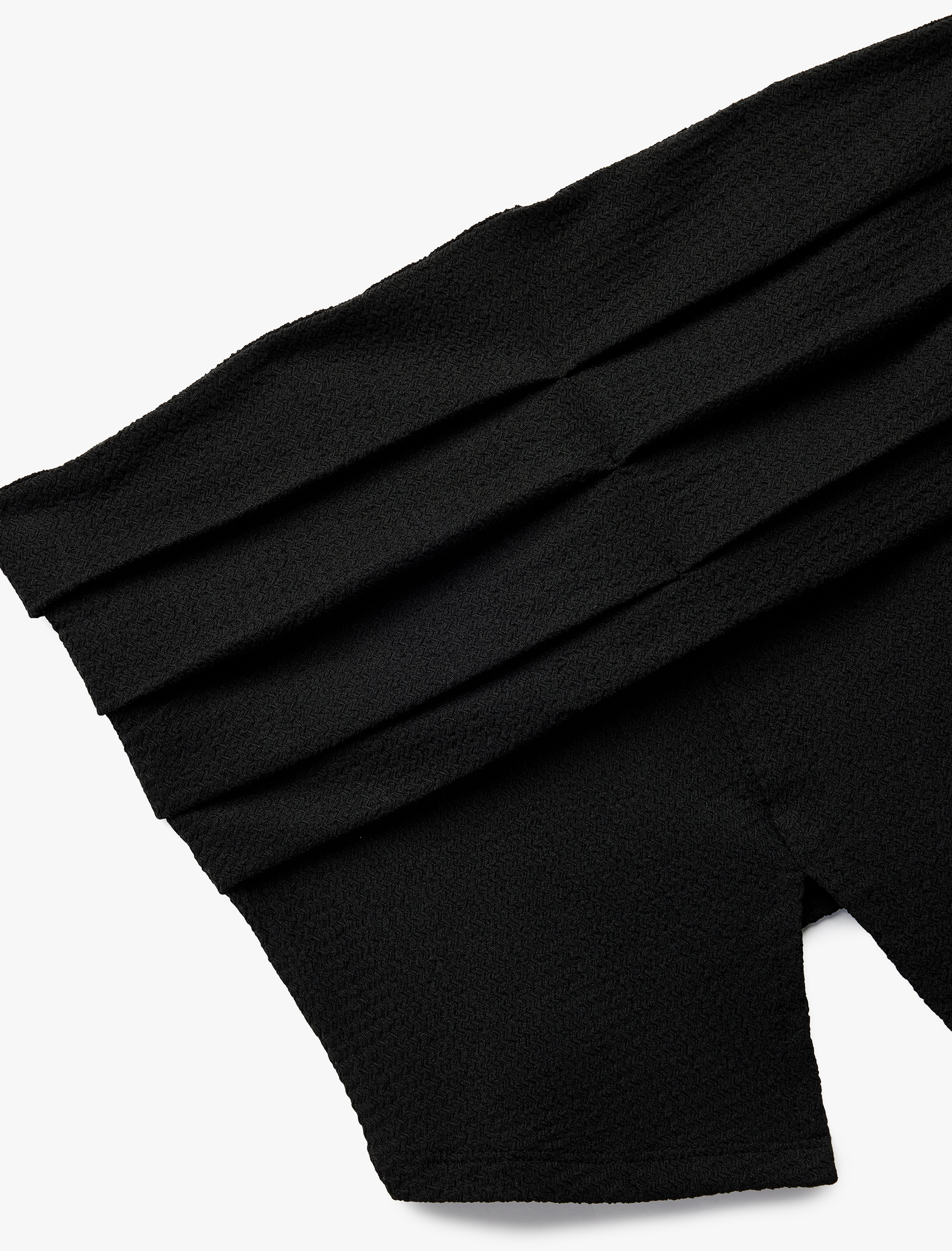   Önden Yırtmaçlı Kat Detaylı Straplez Bluz