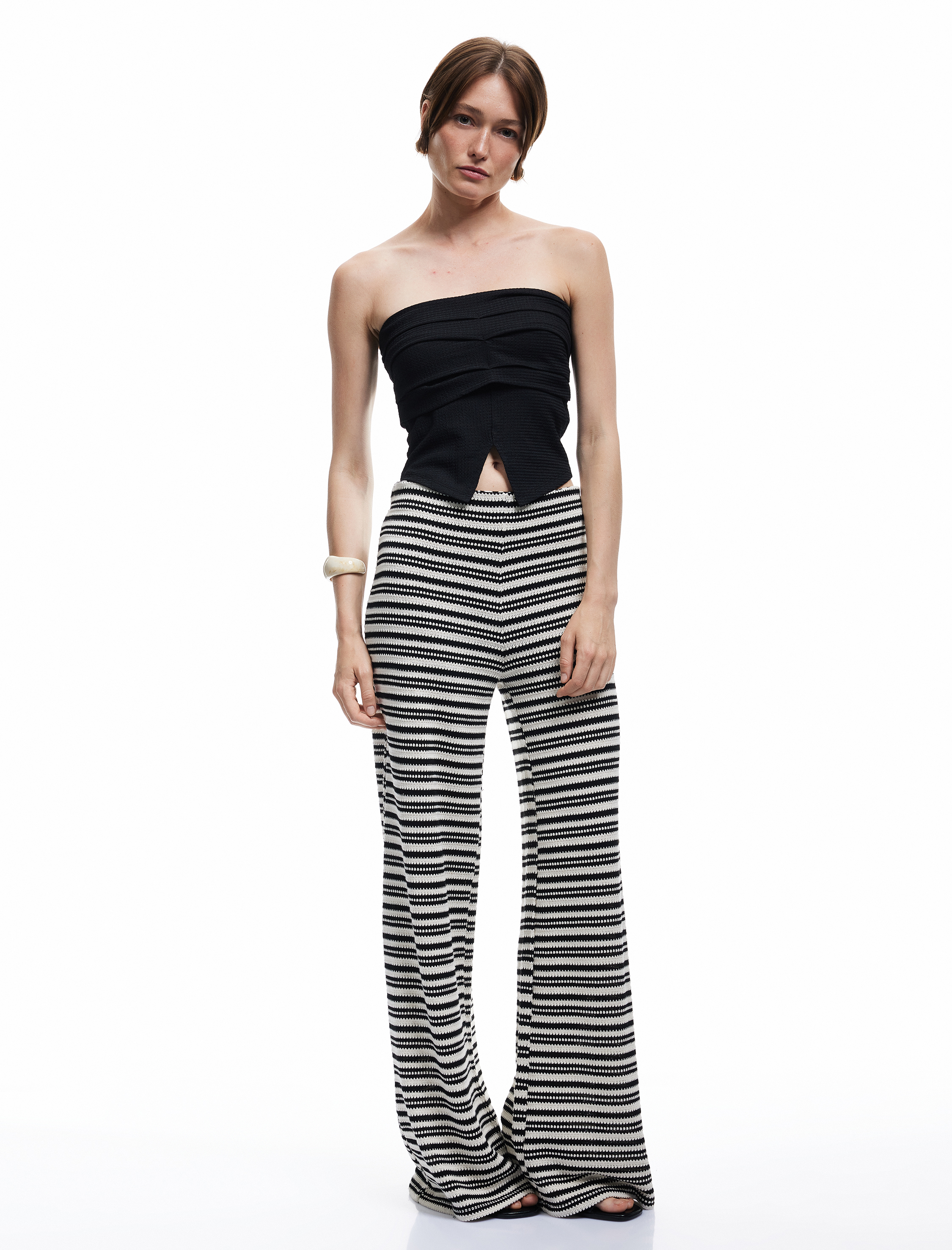   Önden Yırtmaçlı Kat Detaylı Straplez Bluz