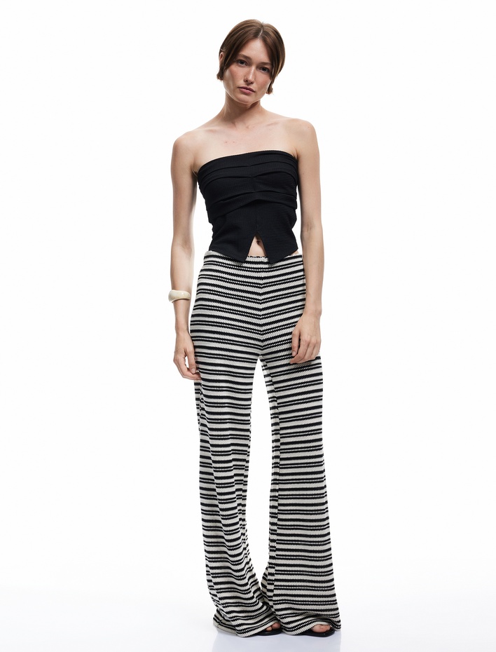  Önden Yırtmaçlı Kat Detaylı Straplez Bluz