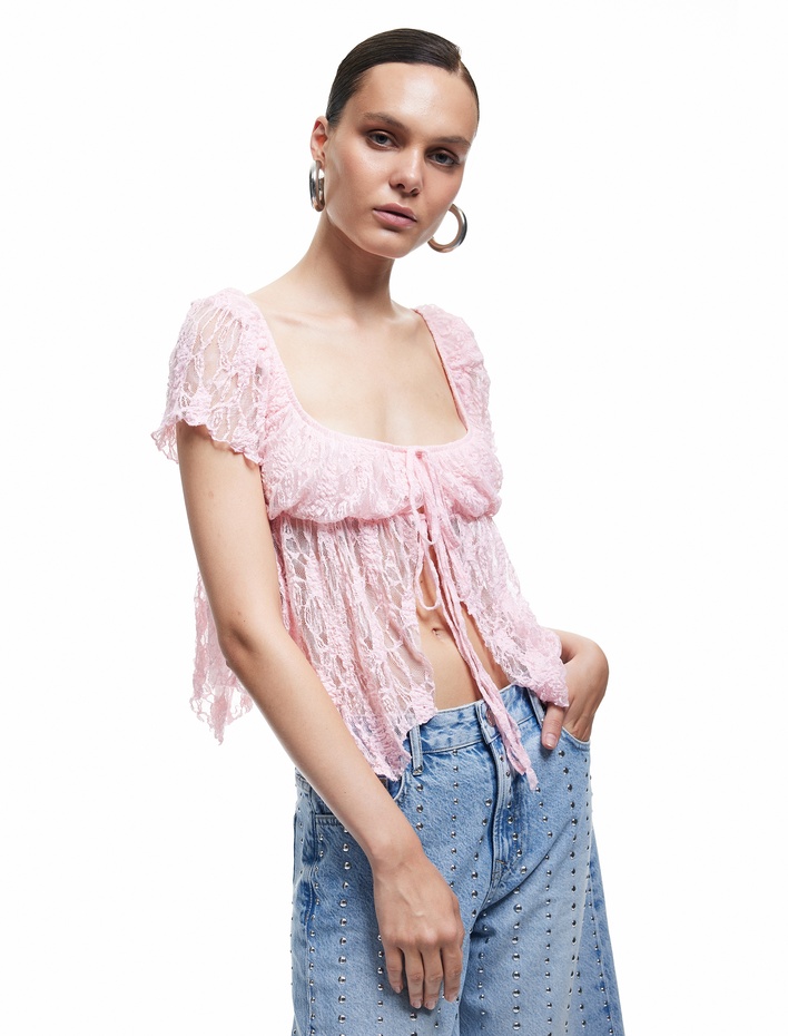  Koton X Zeynep Bastık - Kısa Kollu Kare Yaka Önden Bağlama Detaylı Fiyonklu Dantel Bluz