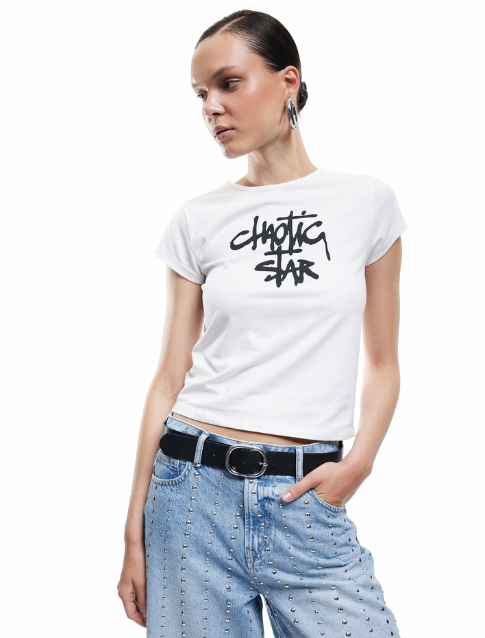  Koton X Zeynep Bastık - Pamuklu Kısa Kollu Bisiklet Yaka Baskılı Tişört