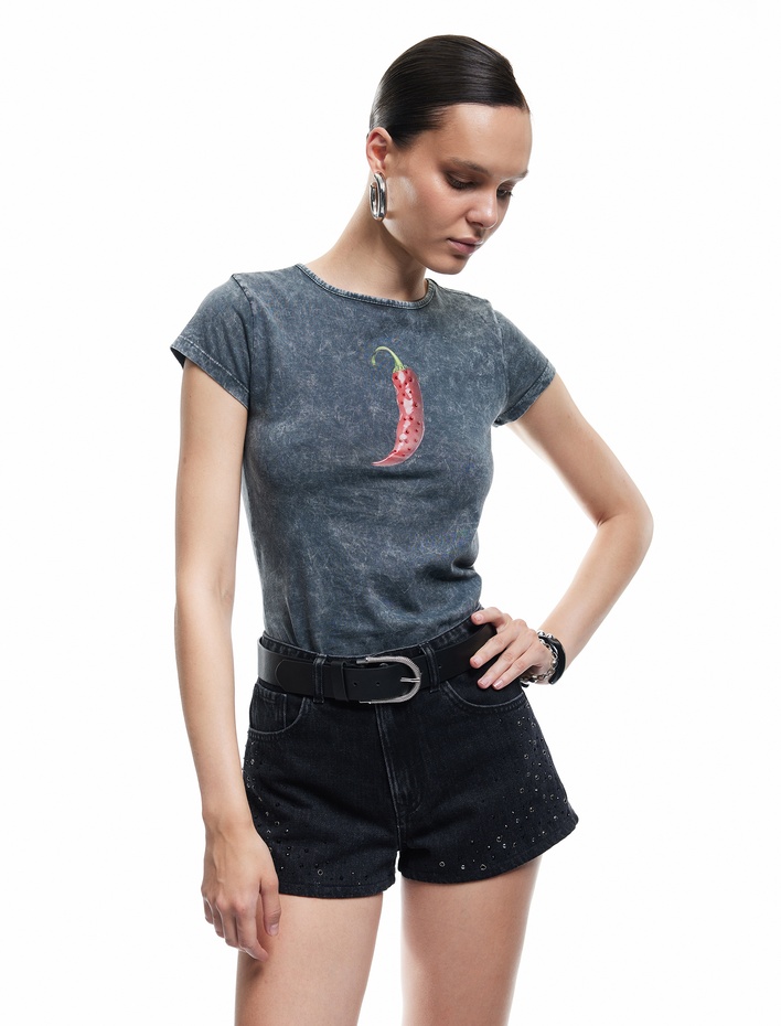  Koton X Zeynep Bastık - Pamuklu Kısa Kollu Bisiklet Yaka Taşlı Biber Baskılı Tişört