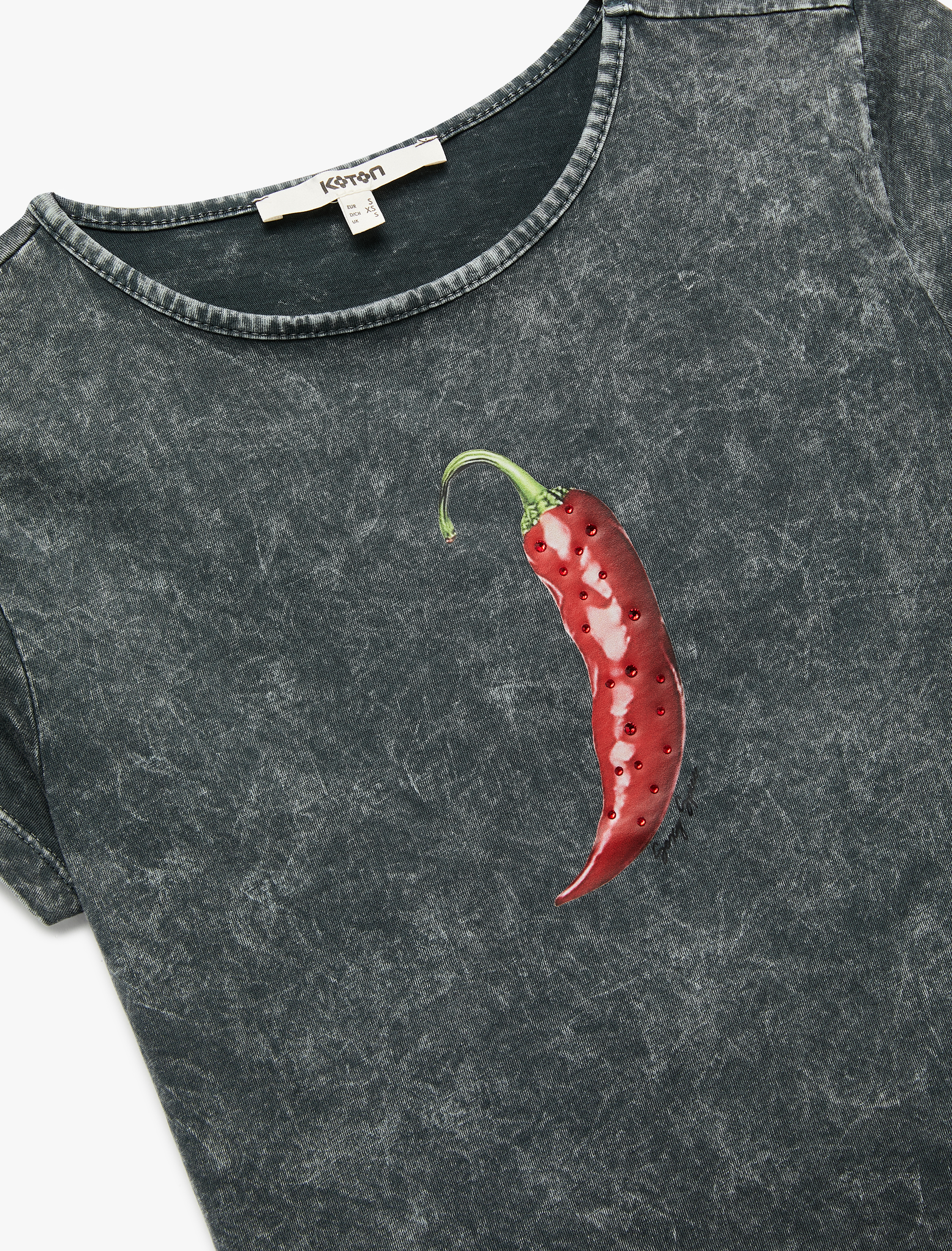   Pamuklu Kısa Kollu Bisiklet Yaka Taşlı Biber Baskılı Tişört