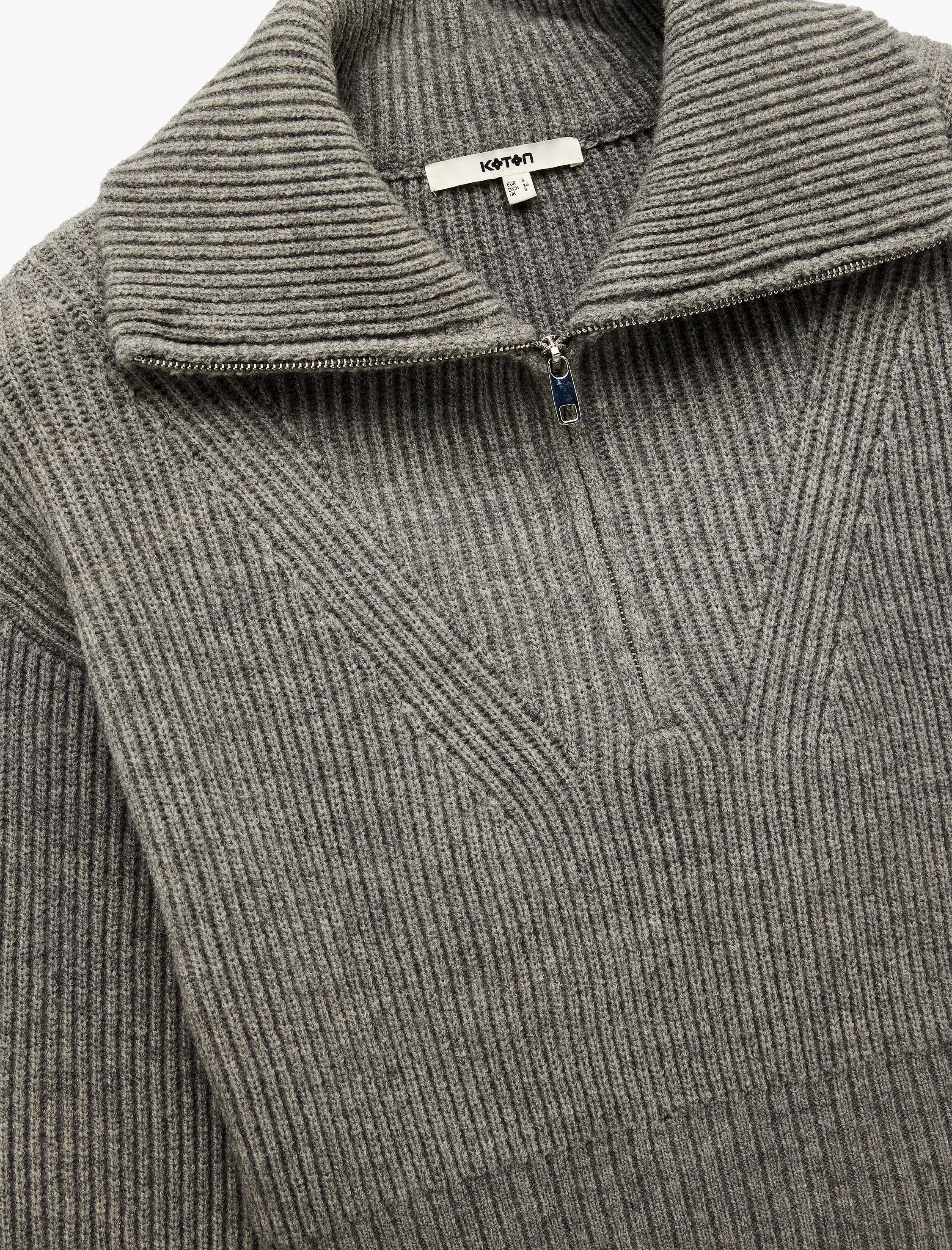   Uzun Kollu Dik Yaka Yarım Fermuarlı Triko Kazak