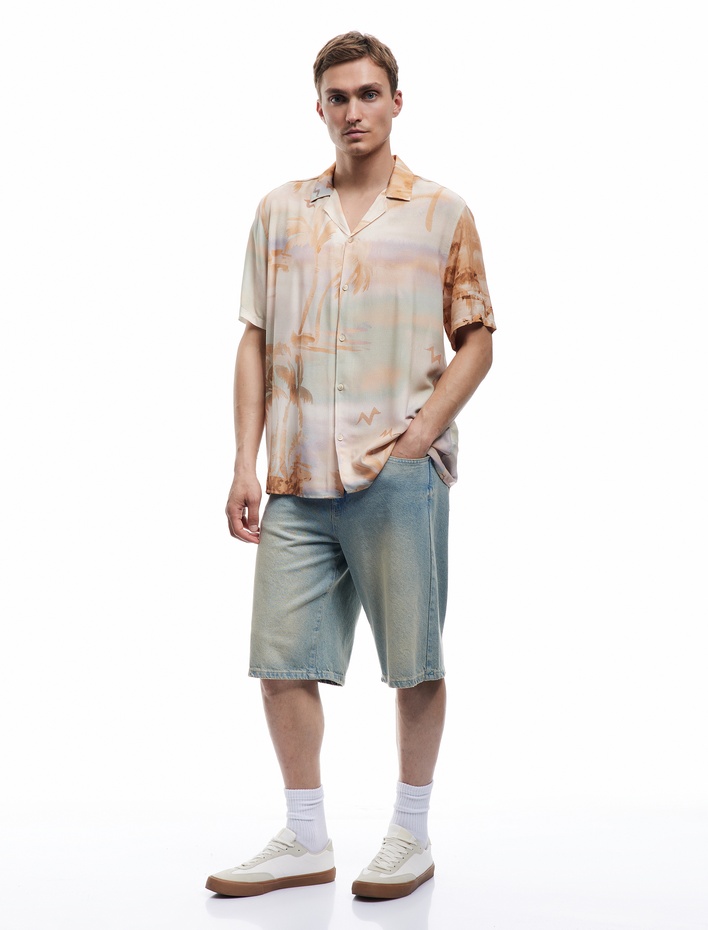  Viskon Kısa Kollu Regular Fit Devrik Yaka Palmiye Desenli Yazlık Gömlek