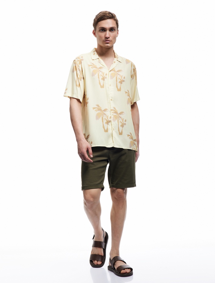  Kısa Kollu Devrik Yaka Viskon Palmiye Desenli Yazlık Gömlek