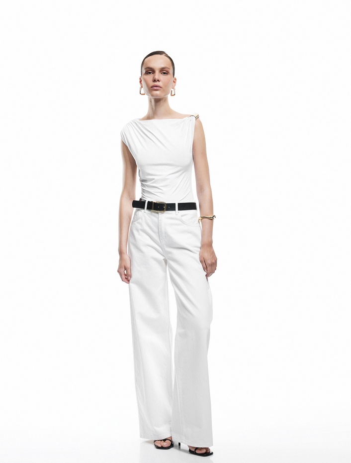  Koton X Zeynep Bastık - Asimetrik Yaka Aksesuarlı Kolsuz Bluz