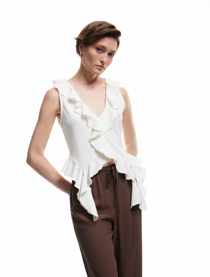  Bürümcük Kumaş Dokulu V Yaka Kolsuz Asimetrik Fırfırlı Bluz