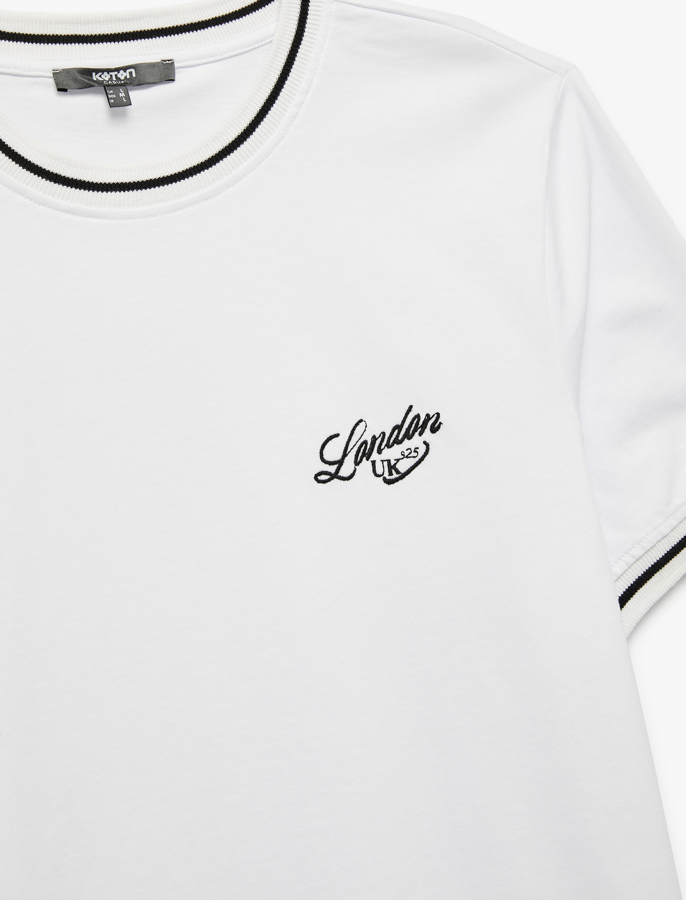   Pamuklu Kısa Kollu Biyeli İşlemeli Regular Fit Bisiklet Yaka Tişört