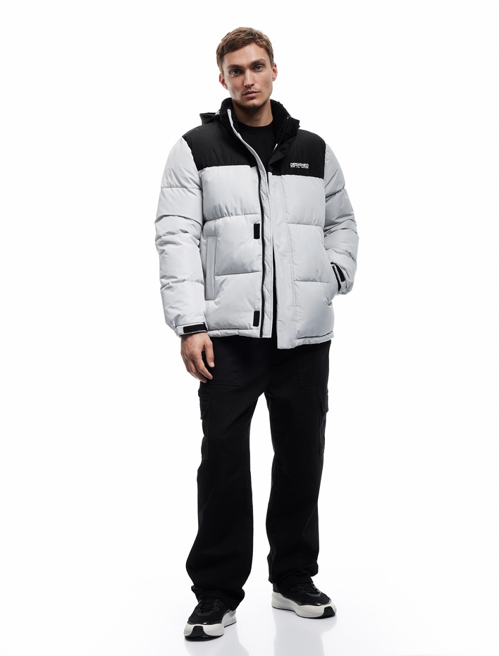  Dik Yaka Renk Bloklu Cep Detaylı Baskılı Fermuarlı Şişme Mont