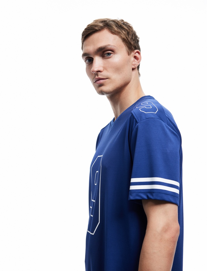  V Yaka Kısa Kollu Çizgi Detaylı Baskılı Oversize Spor Tişört