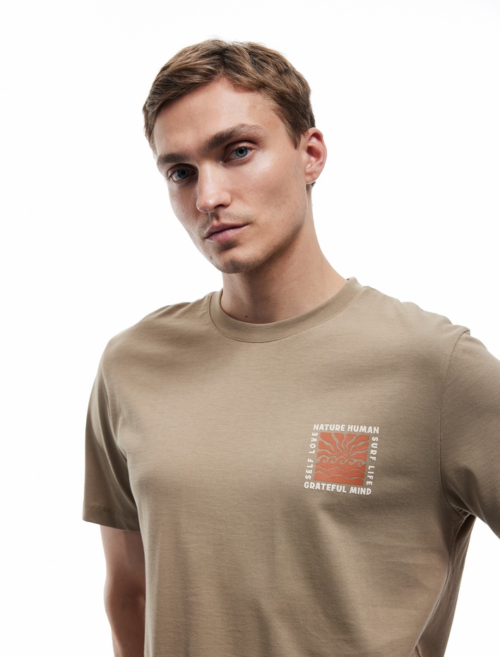  Kısa Kollu Bisiklet Yaka Regular Fit Pamuklu Arkası Baskılı Tişört