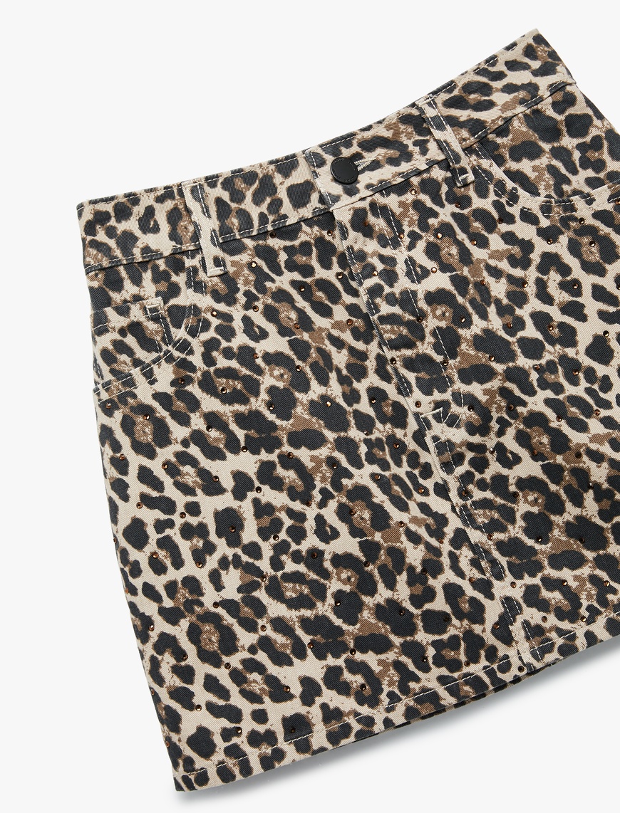   Koton X Zeynep Bastık - Düğmeli Cepli Taş Detaylı Mini Denim Leopar Etek