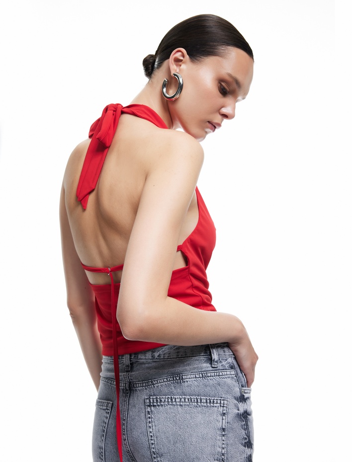  Koton X Zeynep Bastık - Sandy Kumaş Boyundan Bağlamalı Sırt Dekolteli Degaje Yaka Crop Bluz