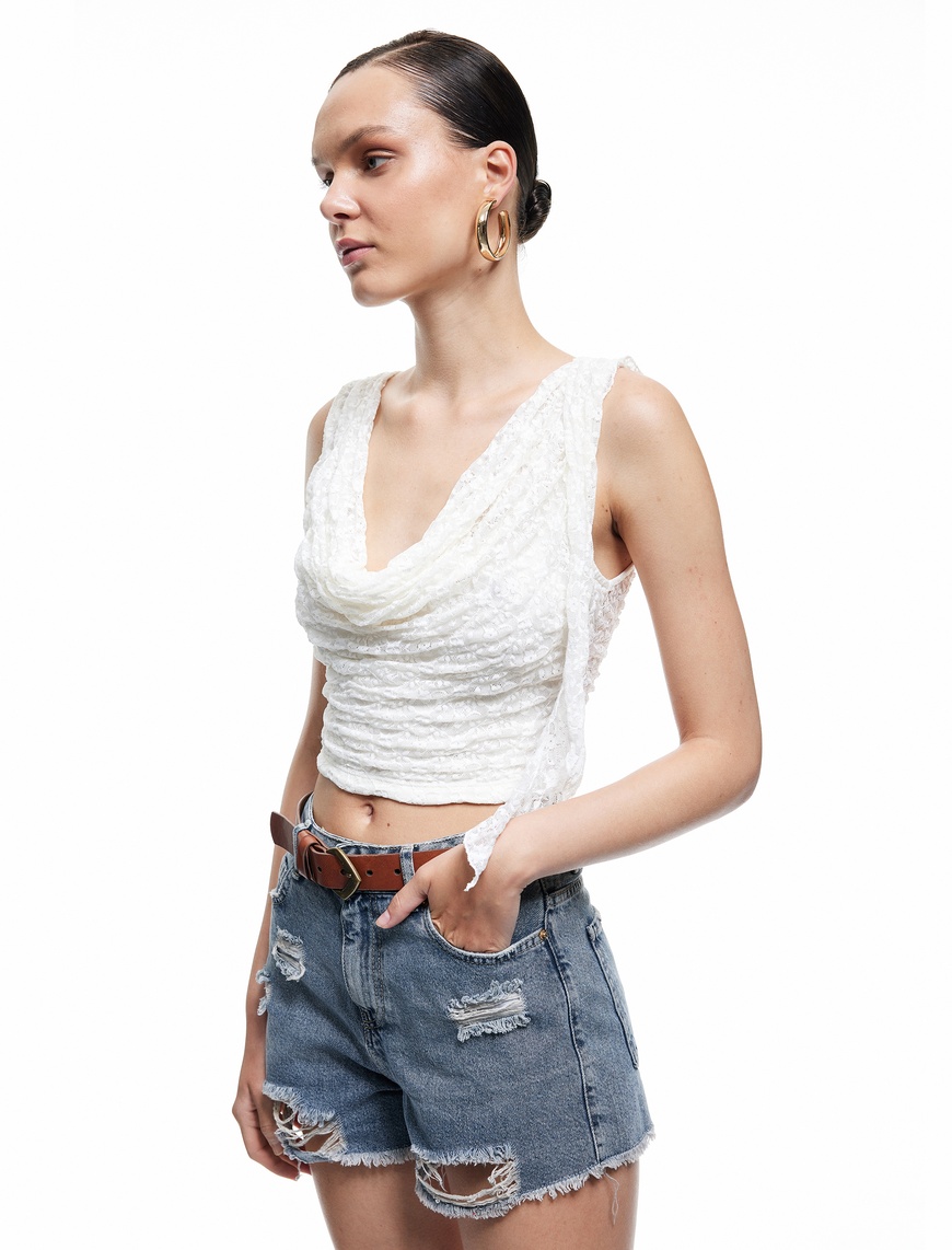   Koton X Zeynep Bastık - Slim Fit Kolsuz Degaje Yaka Dantelli Crop Bluz