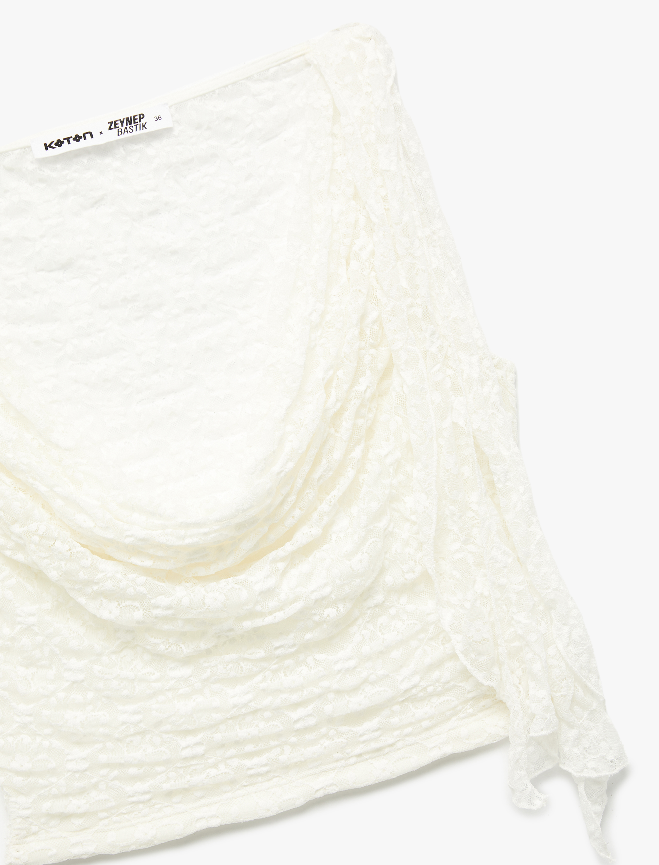   Koton X Zeynep Bastık - Slim Fit Kolsuz Degaje Yaka Dantelli Crop Bluz