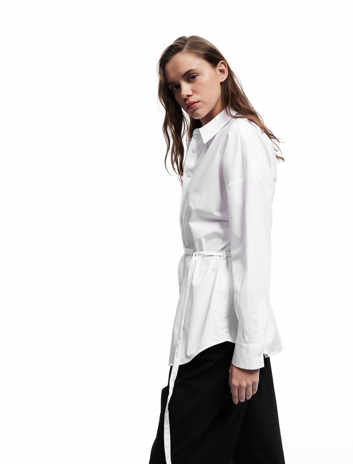  Pamuklu Klasik Yaka Kemer Detaylı Uzun Kollu Poplin Gömlek