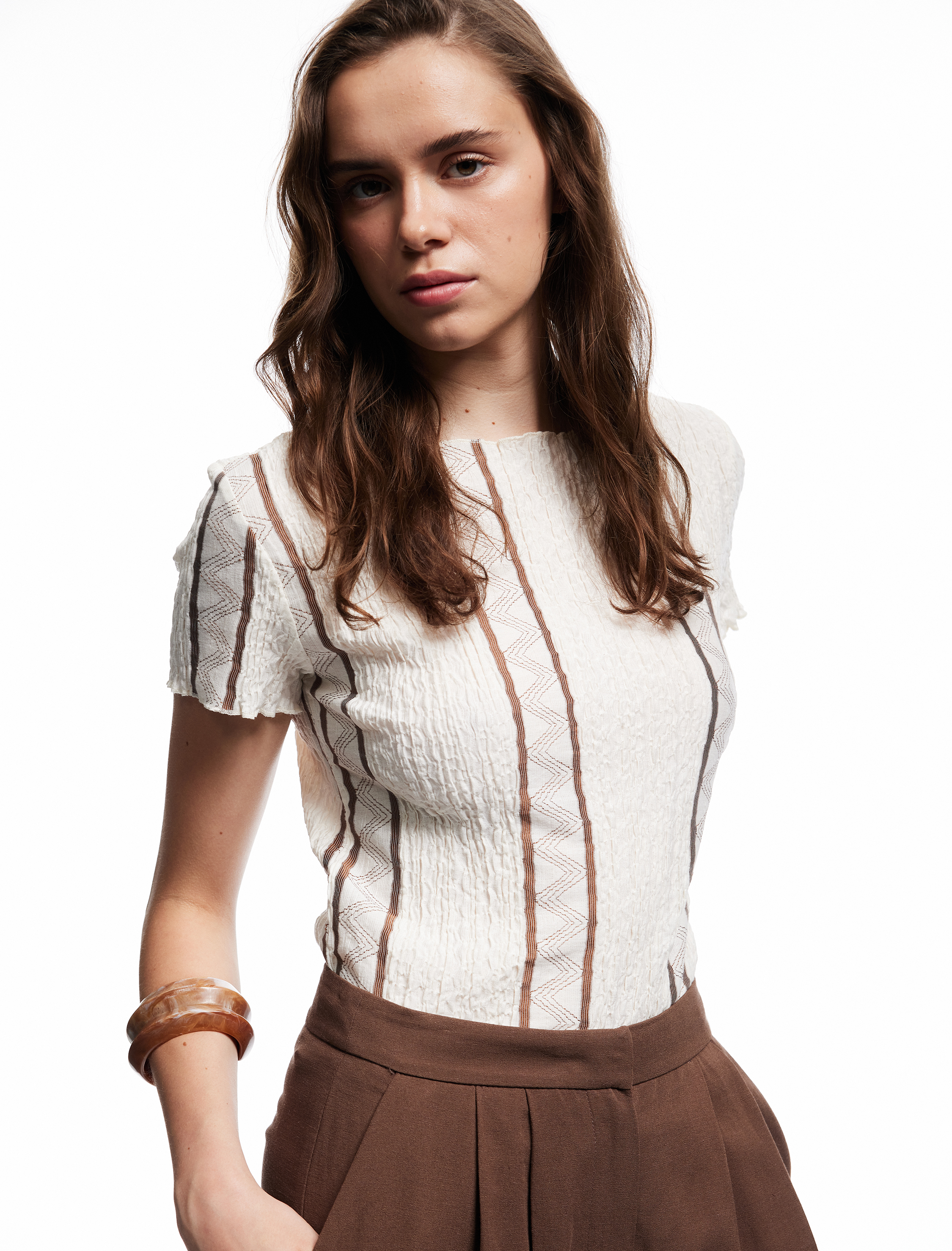   Slim Fit Dokulu Desenli Kısa Kollu Kayık Yaka Tişört