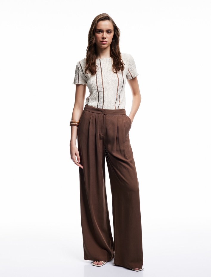  Slim Fit Dokulu Desenli Kısa Kollu Kayık Yaka Tişört
