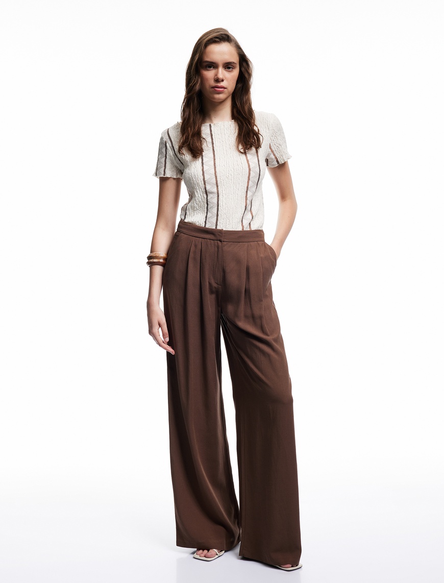   Slim Fit Dokulu Desenli Kısa Kollu Kayık Yaka Tişört