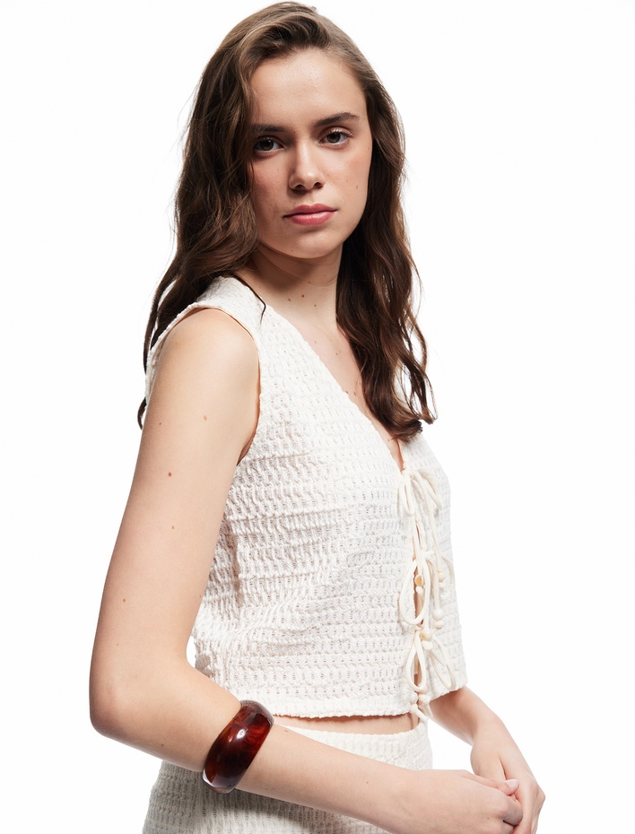  Dokulu Önden Bağlamalı Fiyonk Detaylı V Yaka Kroşe Yelek