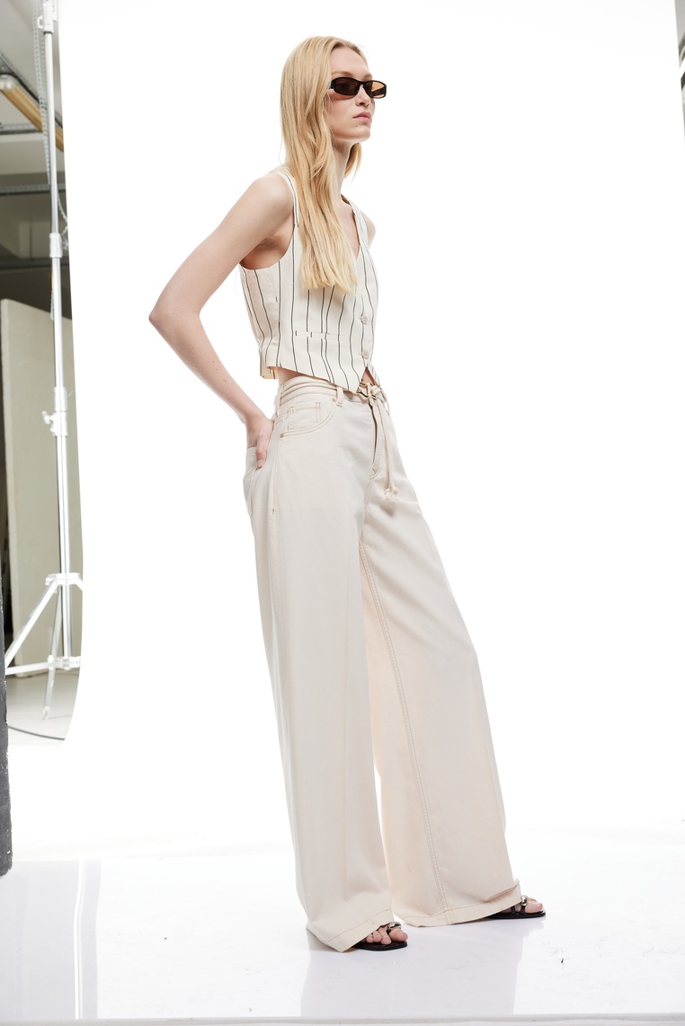  Koton X Şahika Ercümen - Pamuklu Loose Straight Fit Metal Aksesuar Detaylı Kemerli Pantolon