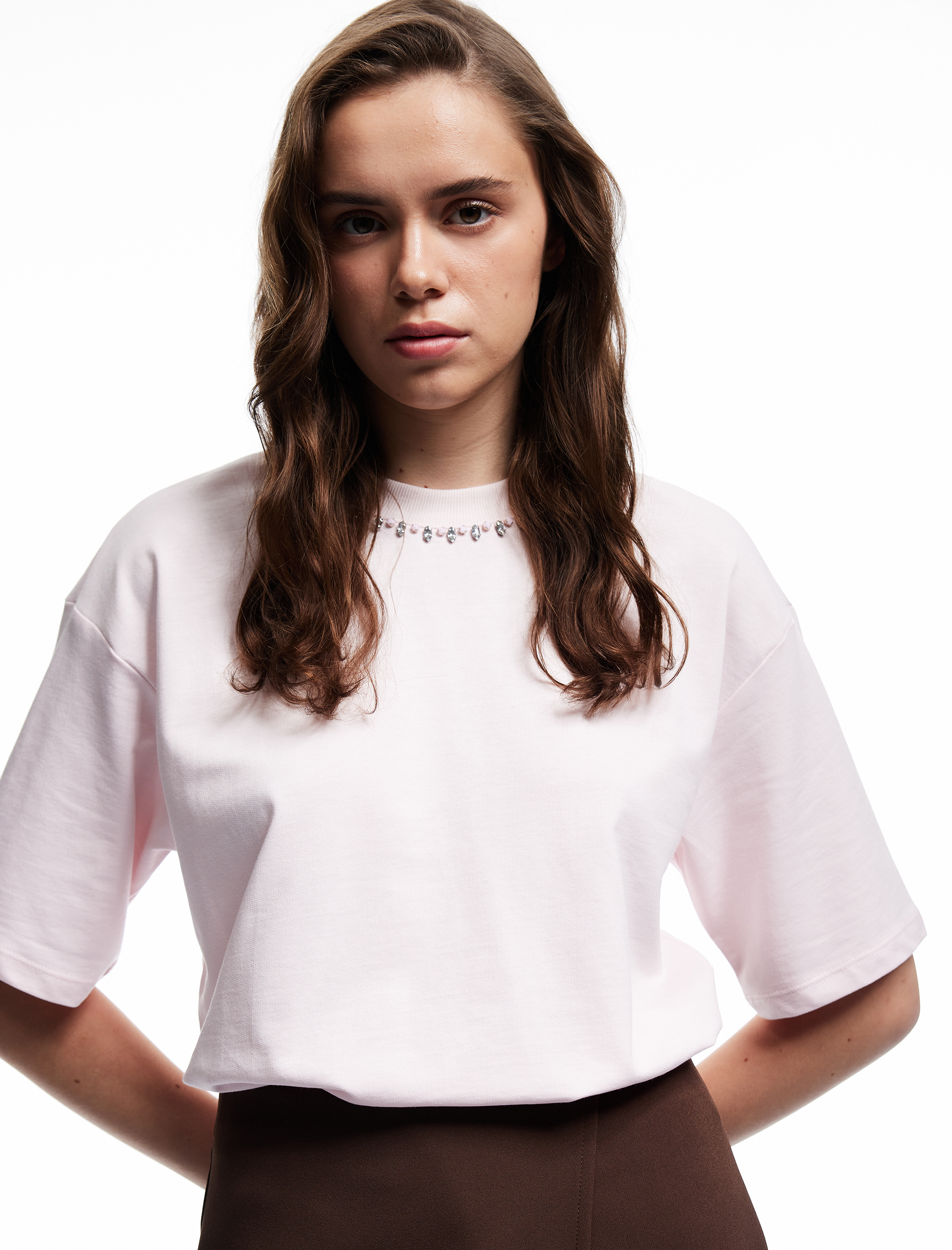   Üç İplik Pamuklu Kısa Kollu Bisiklet Yaka Boncuk Detaylı Taşlı Tişört